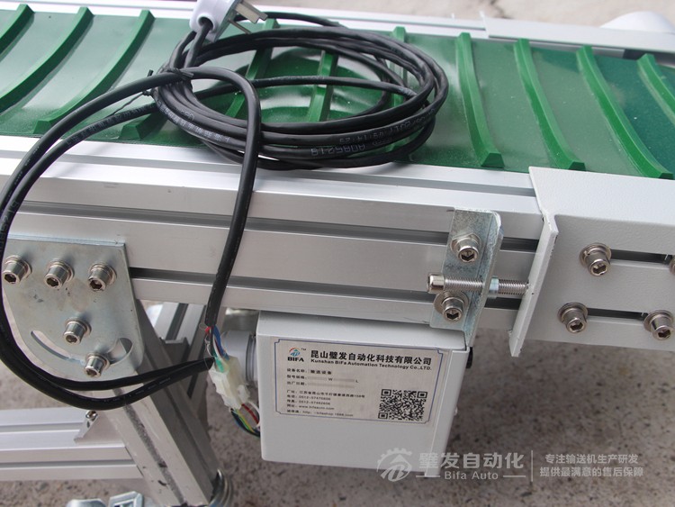 皮帶面加橫向?qū)l小型皮帶輸送機(jī)