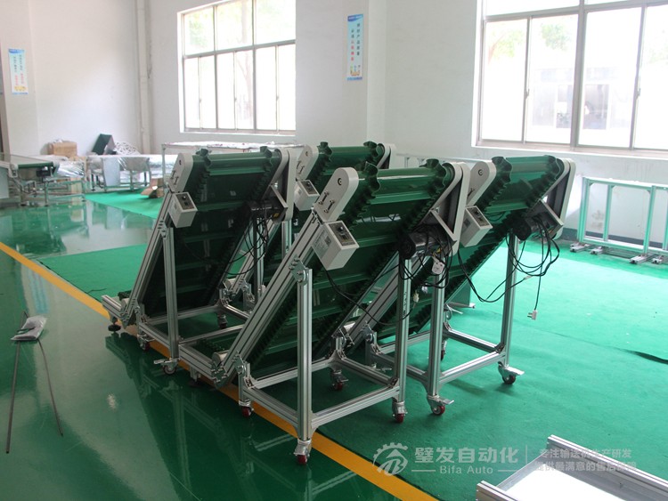 壓輪加護(hù)罩低端帶平臺裙邊擋板小型輸送機(jī)