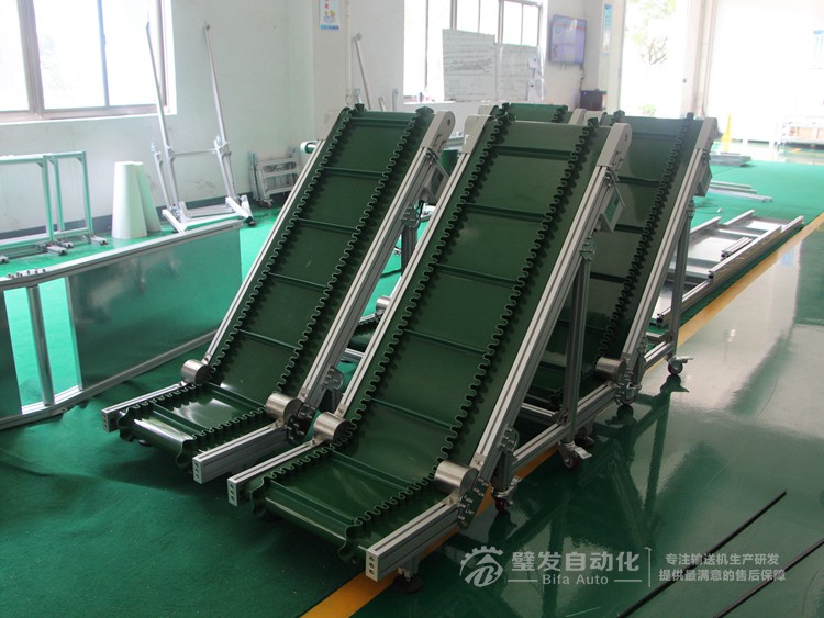 壓輪加護(hù)罩低端帶平臺裙邊擋板小型輸送機(jī)