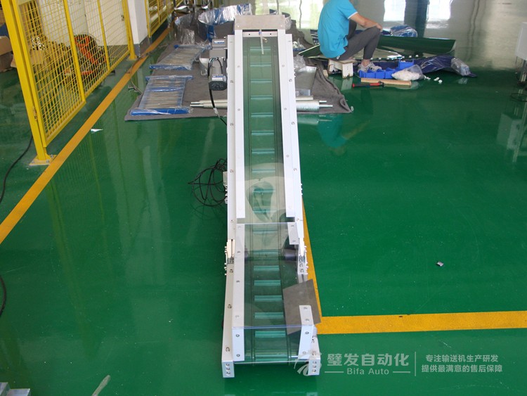 低端加平臺導條擋板上方加透明亞克力護罩爬坡皮帶輸送機 低端加平臺導條擋板上方加透明亞克力護罩爬坡皮帶輸送機