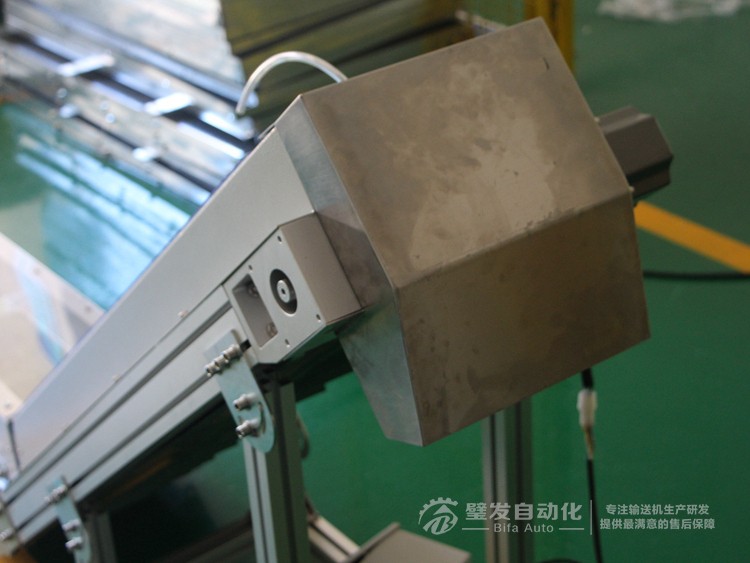 低端加平臺導條擋板上方加透明亞克力護罩爬坡皮帶輸送機 低端加平臺導條擋板上方加透明亞克力護罩爬坡皮帶輸送機