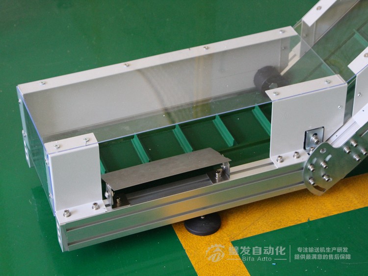 低端加平臺導條擋板上方加透明亞克力護罩爬坡皮帶輸送機 低端加平臺導條擋板上方加透明亞克力護罩爬坡皮帶輸送機