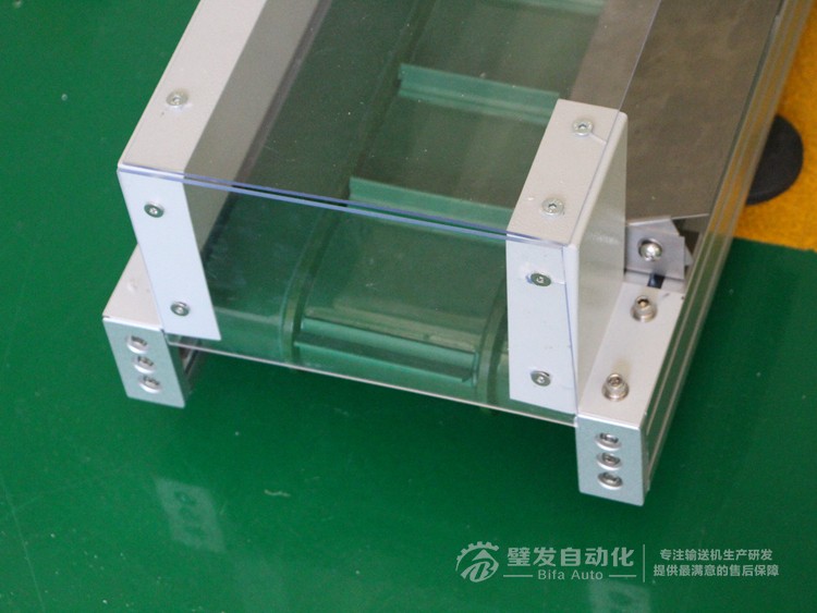 低端加平臺導條擋板上方加透明亞克力護罩爬坡皮帶輸送機 低端加平臺導條擋板上方加透明亞克力護罩爬坡皮帶輸送機