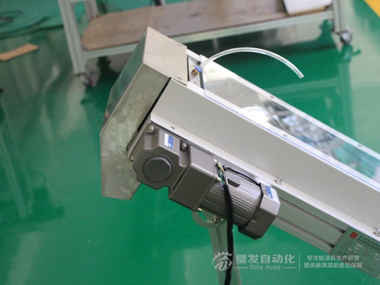 低端加平臺導條擋板上方加透明亞克力護罩爬坡皮帶輸送機 低端加平臺導條擋板上方加透明亞克力護罩爬坡皮帶輸送機