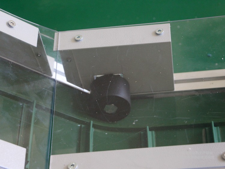 低端加平臺導條擋板上方加透明亞克力護罩爬坡皮帶輸送機 低端加平臺導條擋板上方加透明亞克力護罩爬坡皮帶輸送機