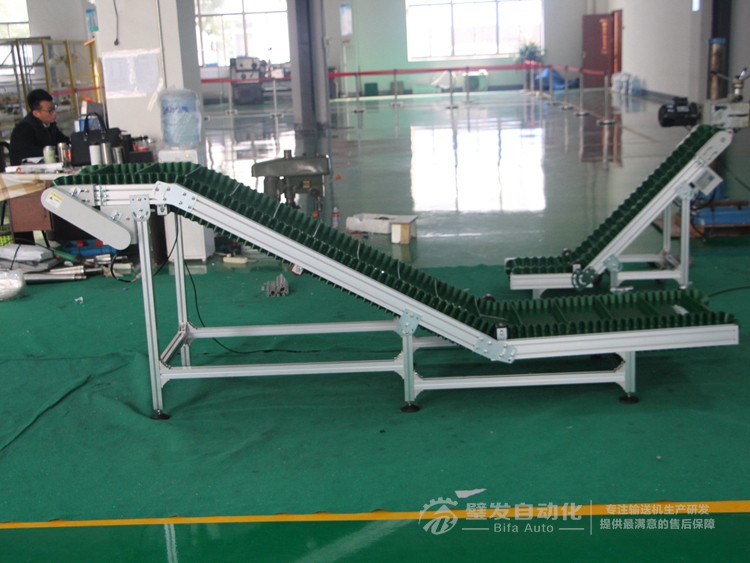 Z字型裙邊擋板爬坡輸送機