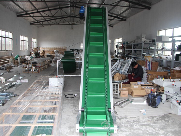 裙邊擋板爬坡輸送機 裙邊擋板爬坡輸送機